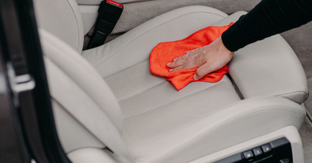 Cum cureți tapițeria auto fără riscuri: ghid practic pentru scaune impecabile